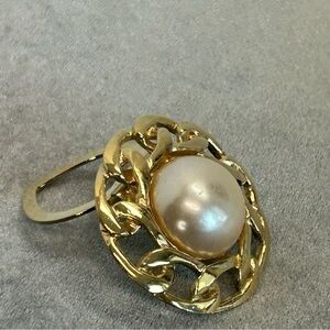 Butler vintage gold tone faux Pearl round chain-link scarf clip